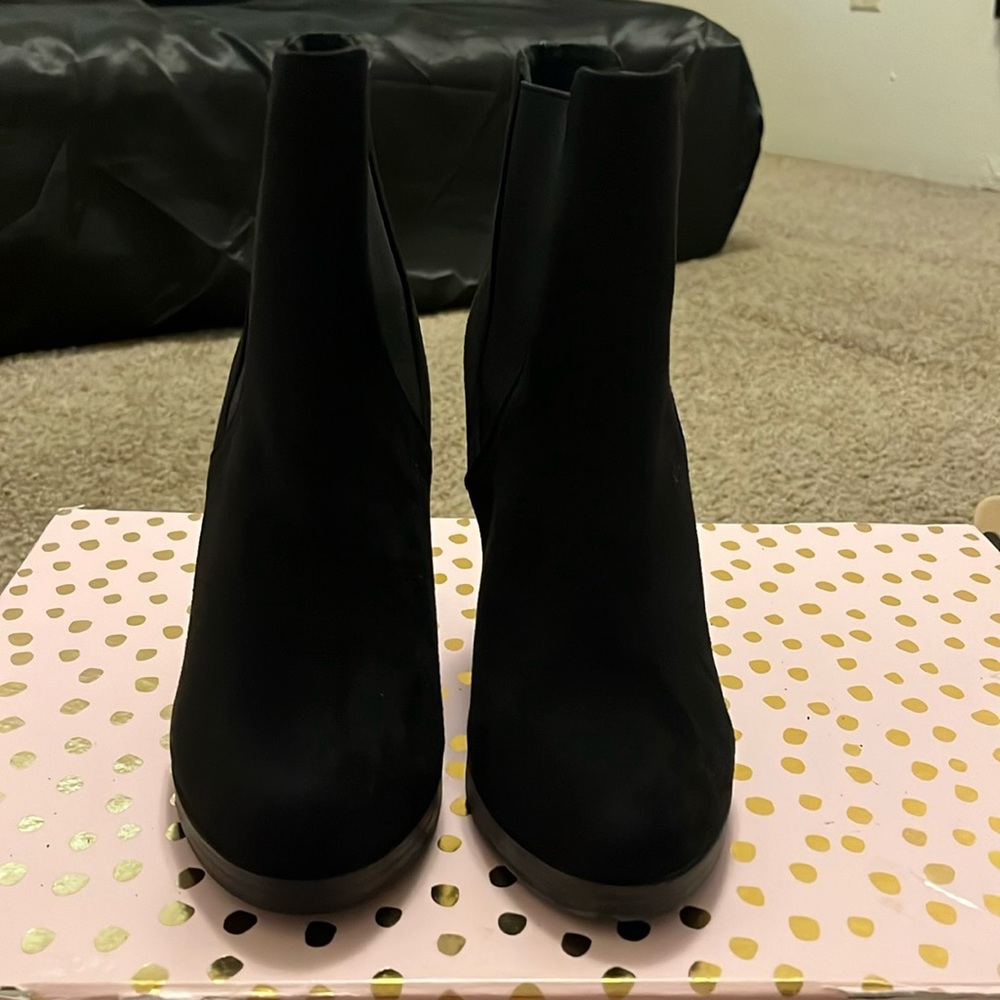 Never worn brand new boots perfect for the fall !